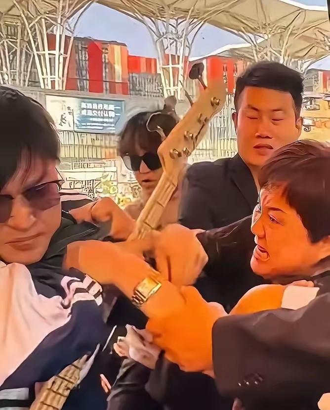 楚玲直播说自己是赖文峰的初恋，前男友道出了真相，原来十六岁，他们俩就住在一起，而