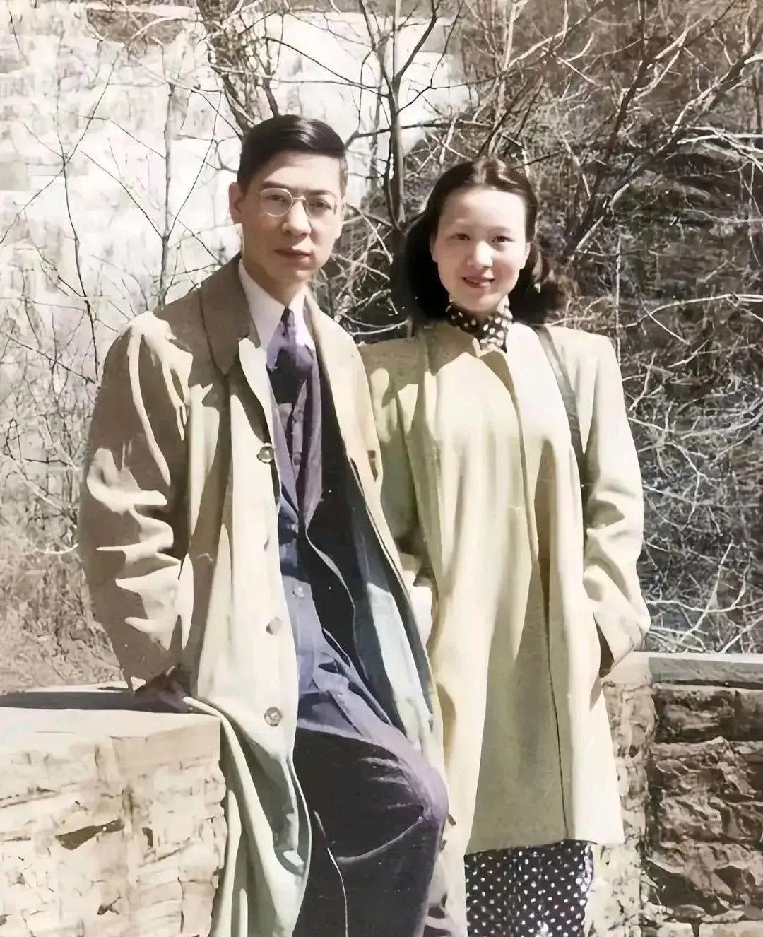 老照片里，郭永怀风衣笔挺，李佩波点裙温婉笑靥。1956年，夫妇俩舍美国优渥毅然归