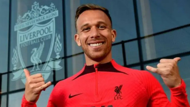 阿图尔，作为一名中场球员，去年加入了球队