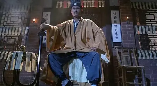    最喜欢英叔的《僵尸先生》生系列，恐怖的部分不是太多，一个人在家看也不会觉得