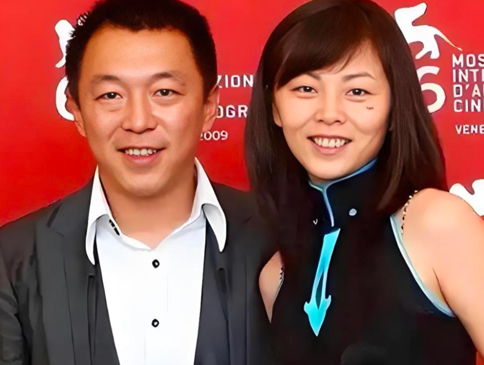 记者曾当面问黄渤：“现在你也算是功成名就，赚的盆满钵满的，有没有想过换个老婆？”