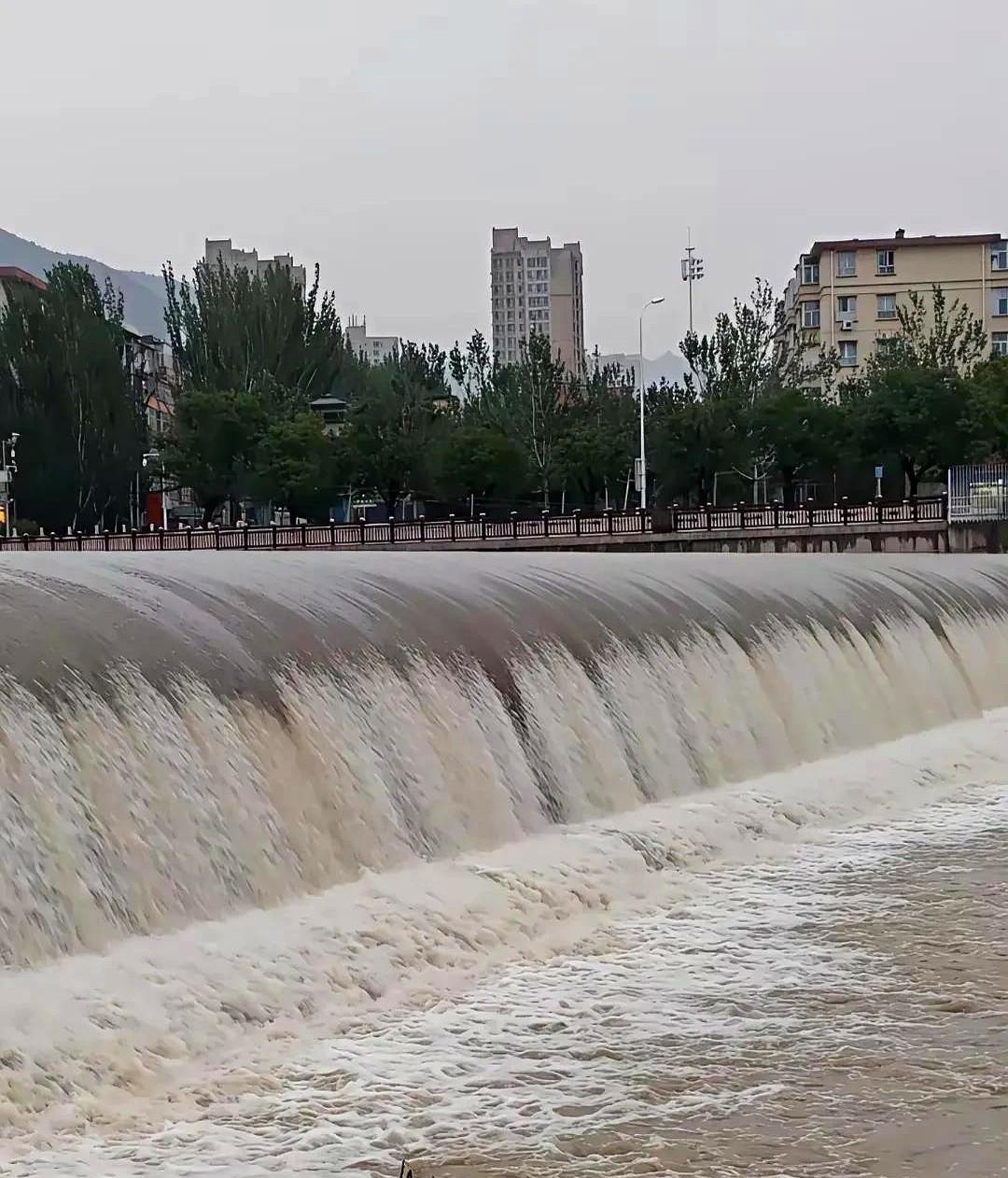 我很奇怪，张家口那么一条大青河来不及排市内的水，据说民国时期张家口发大水，大青河