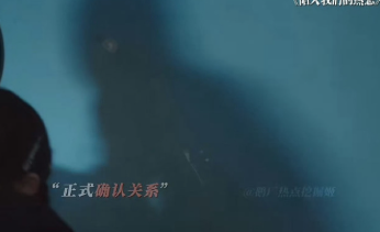 刘浩存《陷入我们的热恋》因为吻戏借位被审判了，我突然想起来她《脱轨》也是借位，想