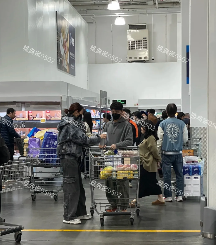 山姆遇到了蔡少芬和她老公，原来大明星也爱平价打折的卷纸!
夫妻俩精挑细选低调接地