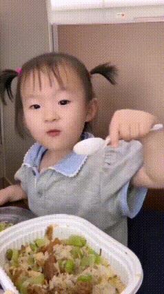 我真是被小闪闪给香迷糊了
不管她是谁的孩子
我就特别喜欢这小姑娘
太有灵气了
一