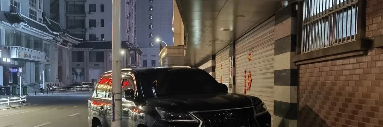 近期发现的朝鲜领事馆用车
图一，二：位于丹东街头的LX570
图三：位于石桥