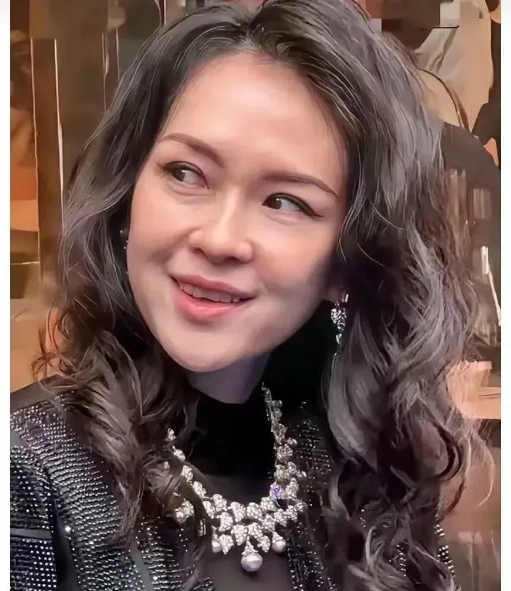 章子怡汪峰的爱情故事











我的天哪！汪峰的情史简直比连续剧还精