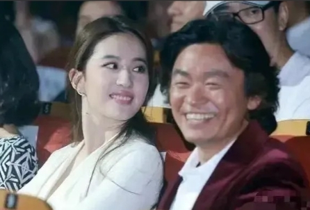 有次，王宝强出席活动，主办方安排刘亦菲坐他旁边，能和女神这么近距离接触，王宝强高