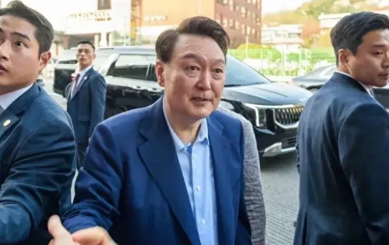 从总统府卷起铺盖走人的韩国总统尹锡悦，完全没有了往日的气焰嚣张和目空一切。头式不