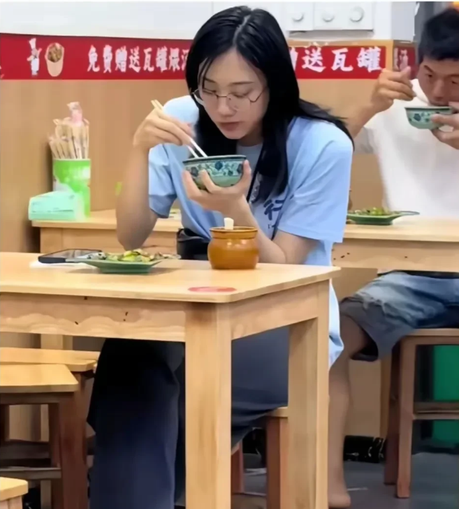 这不胡扯么。
这端着碗，把碗凑到嘴边，用筷子扒拉饭到嘴里，这个吃相真是难看。没错