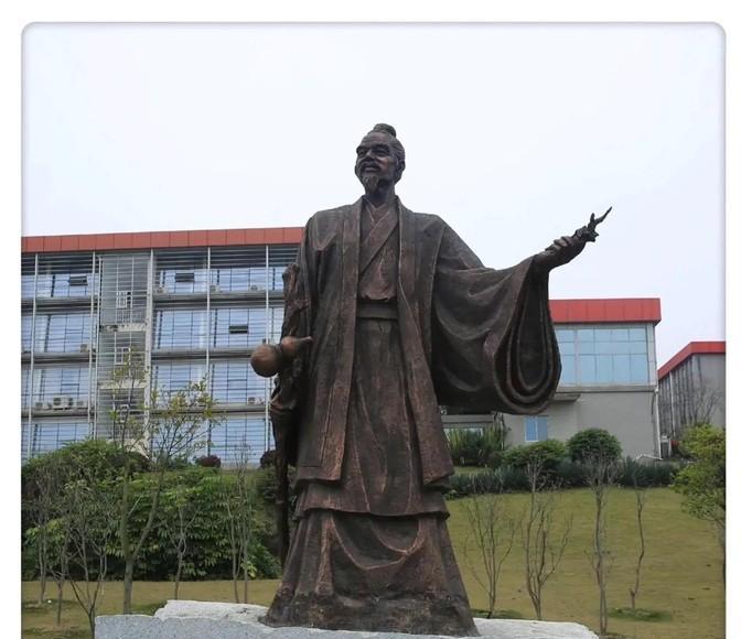 1226年，一个70岁的郎中正在给一名女子看病突然大呼，“我要回家生孩子，10天