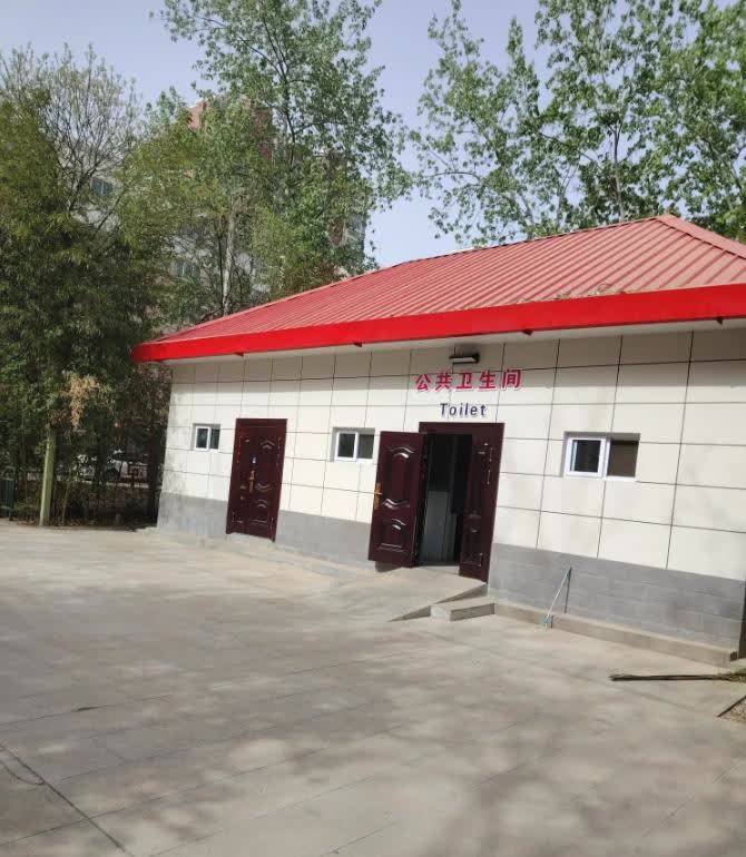 宝鸡市植物园中门的厕所不让门外头人上厕所，而且宝鸡市这个中门自从开园以后，78年