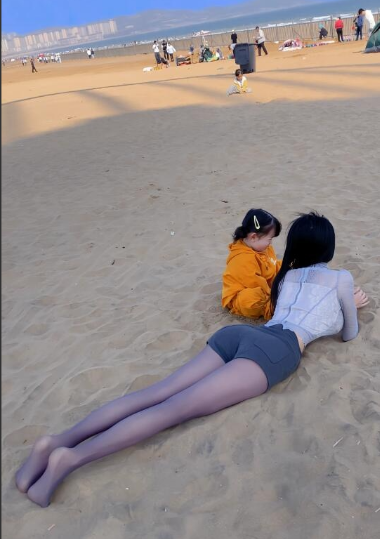 #带娃 #辣妈 #沙滩 #第三视角
