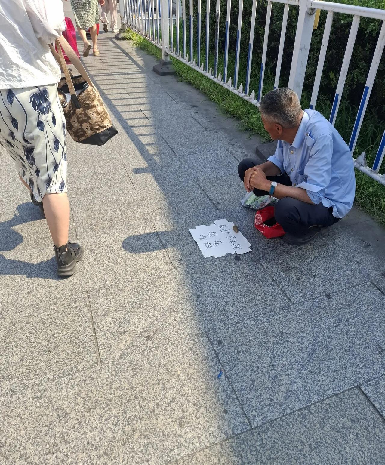 7月10日上午8点左右，一直出没在吉林省吉林市火车站的骗子又重出江湖了，现在他出