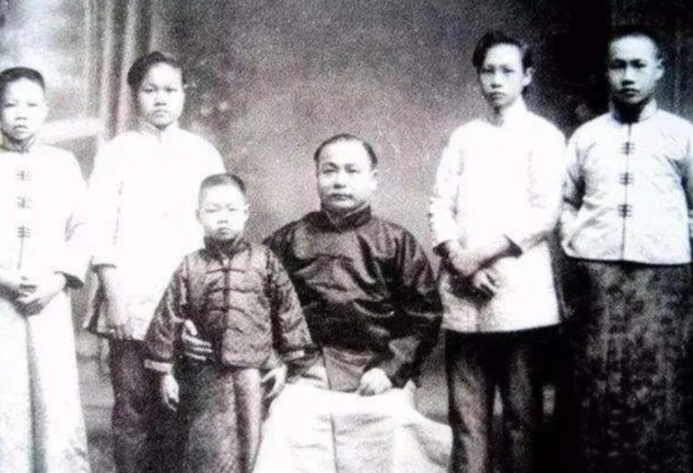 课本之外的詹天佑！”1912年，詹天佑修铁路时月薪1000两银元，相当于现在的2