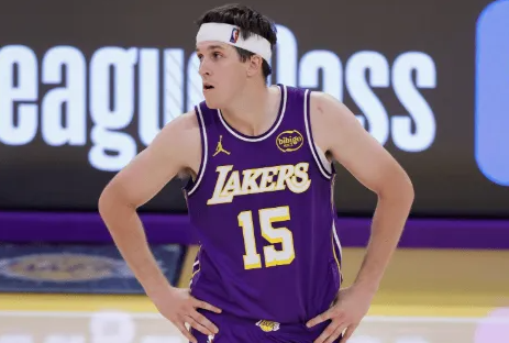 NBA常规赛上午10点，湖人对阵太阳。本场奥斯汀-里夫斯迎来复出但替补出战。
某