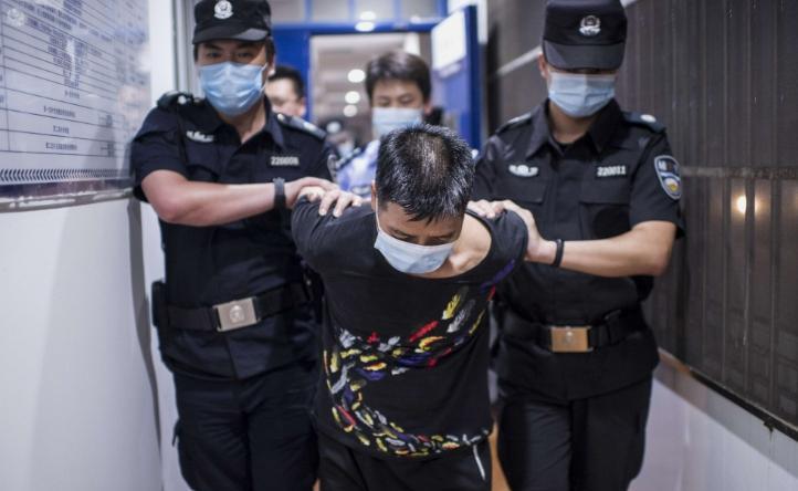 对大陆而言，香港黑帮是否只是搞笑般存在？
就这么说吧，香港黑帮在大陆混得比考清华