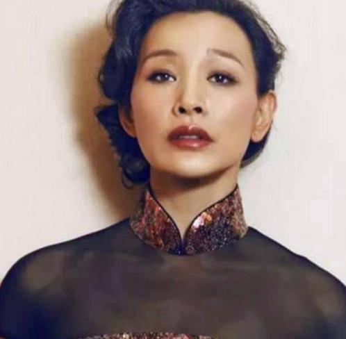 陈冲结婚6年，因为之前有过流产，很难再怀孕，于是她和老公从中国领养了一对双胞胎女