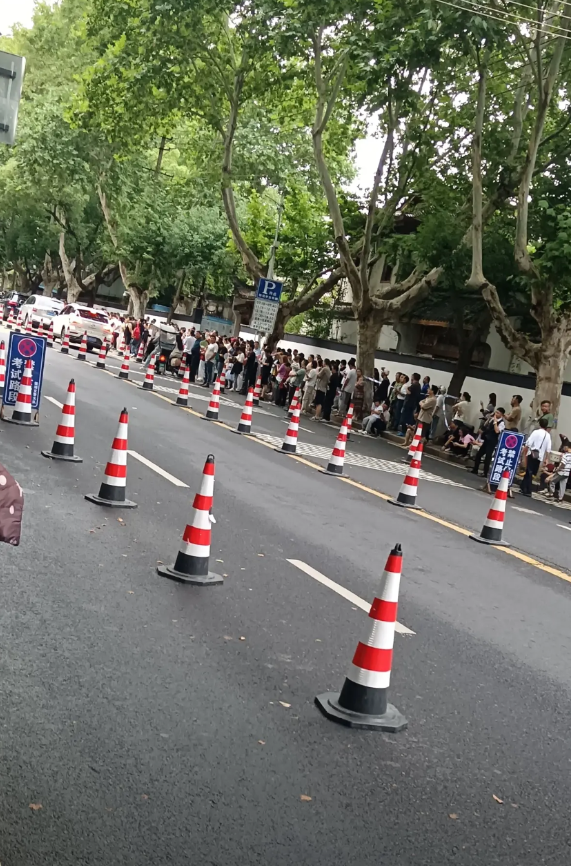 随着下午5点的铃声敲响，安徽中考第二天结束了。

上午数学应该是有些难度的，学霸