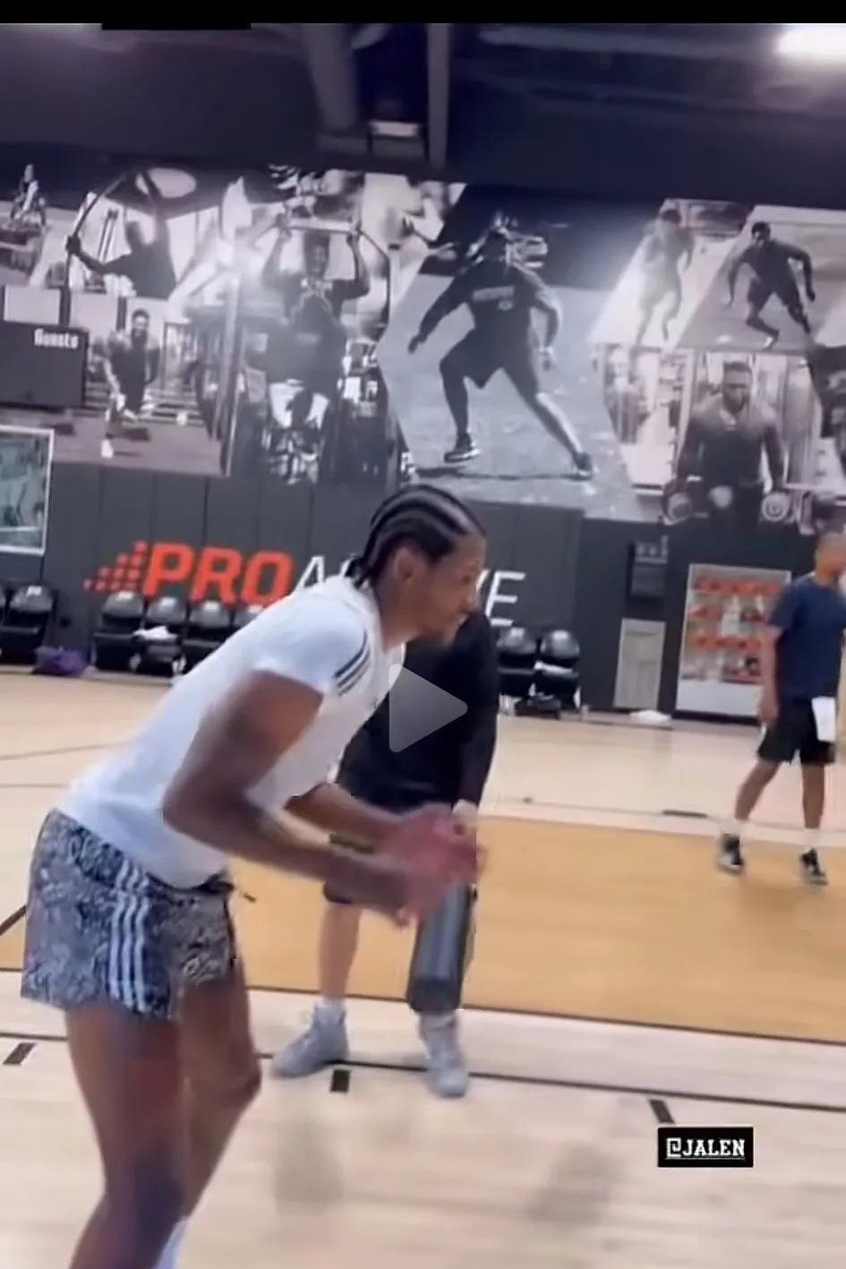 杰伦格林最新训练视频，苦练投篮证明自己
上赛季季后赛，杰伦格林彻底迷失了，投篮疯