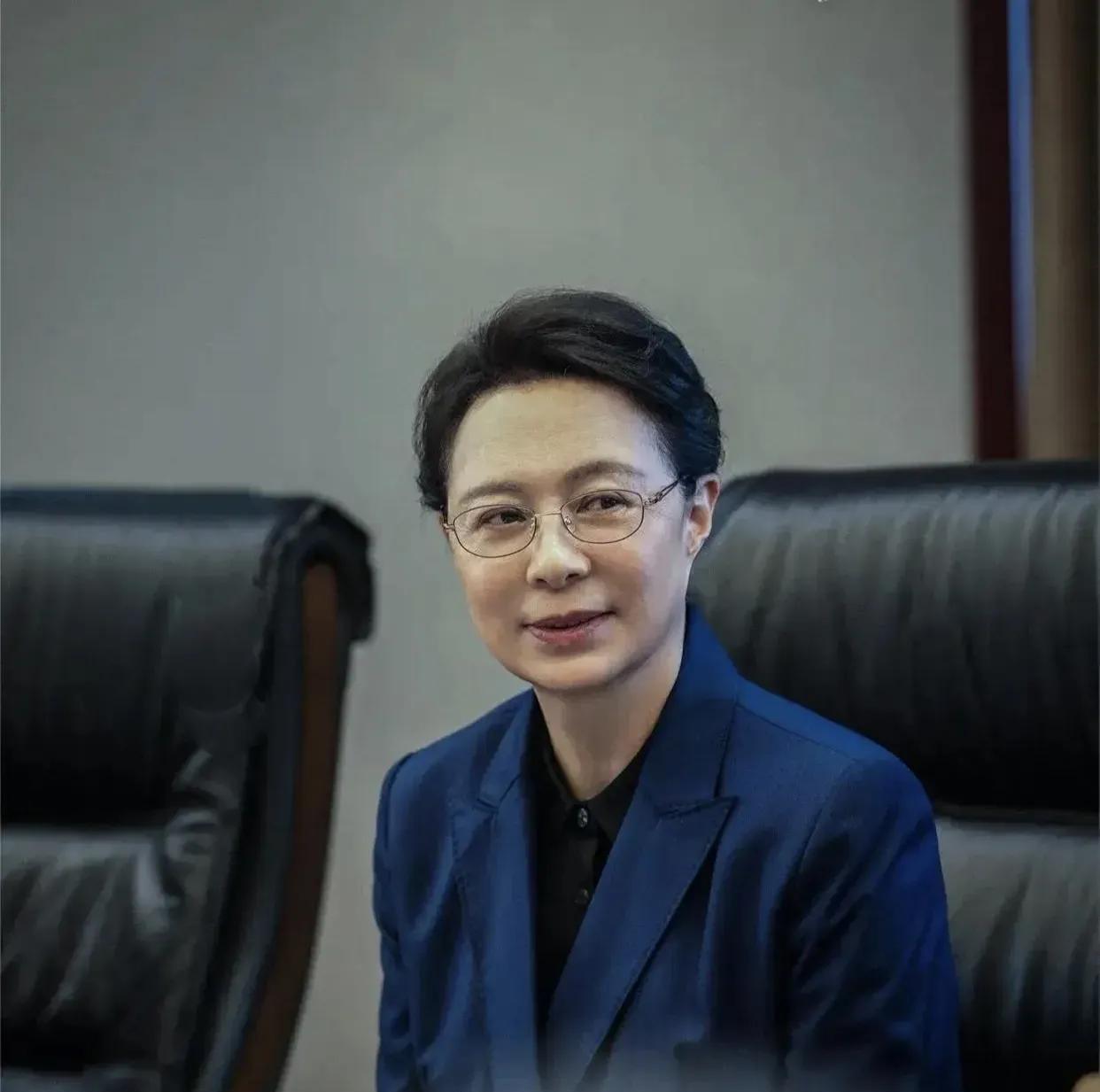 《以法之名》第十集 ，在李人骏妹妹李砚心的新房里，洪亮借口有事要提前离开，然后兰