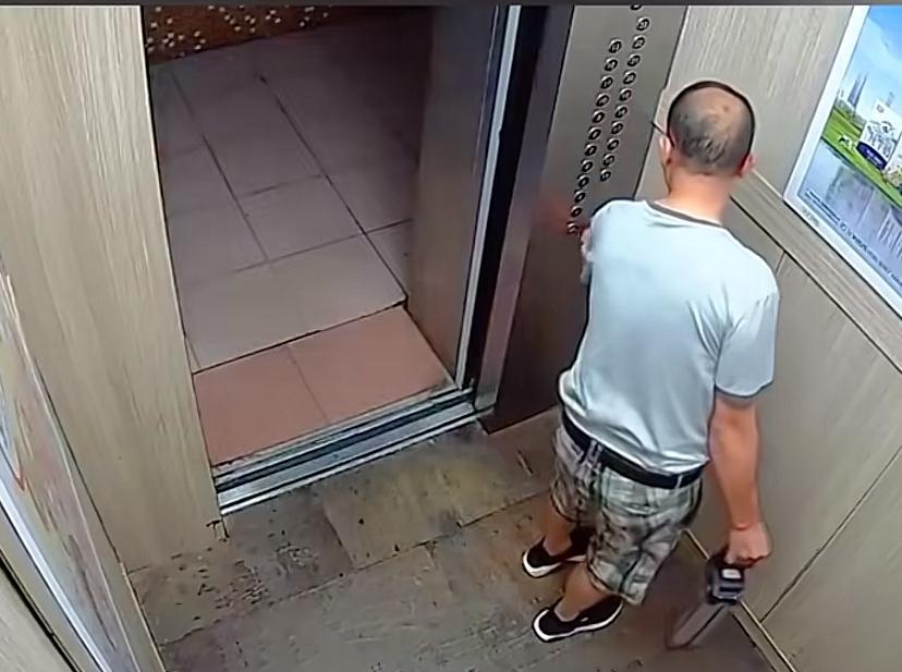 为何非要把电瓶带回家去充电呢，电梯门刚关上，短短几秒钟就被大火吞噬了。看这样子人