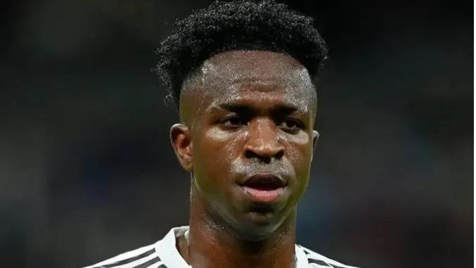 TA：维尼修斯告知皇马无意续约！曼晚：曼联也加入了塞梅约争夺战