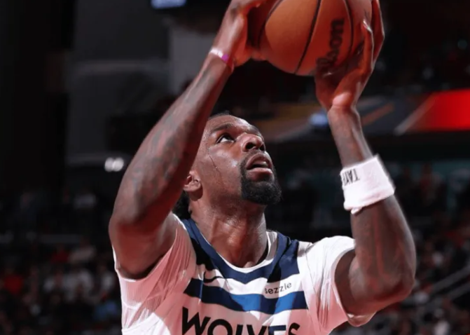 NBA常规赛，森林狼今天客场挑战马刺。
比赛进行到第三节，森林狼官方宣布，纳兹-