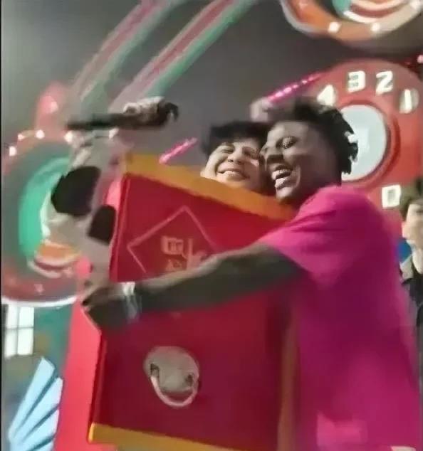 大张伟和甲亢哥
这是什么奇妙的缘分
一曲《阳光彩虹小白马》
嗨翻全场
不得不说芒