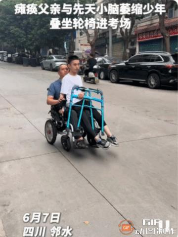 看哭了！爸爸以身为船，孩子以笔为桨！什么是父爱如山，什么是不向挫折困难低头，这一