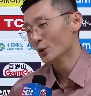 新疆男篮主教练刘炜谈球队险胜同曦系列赛大比分1比0领先。他表示：这是季后赛，每一
