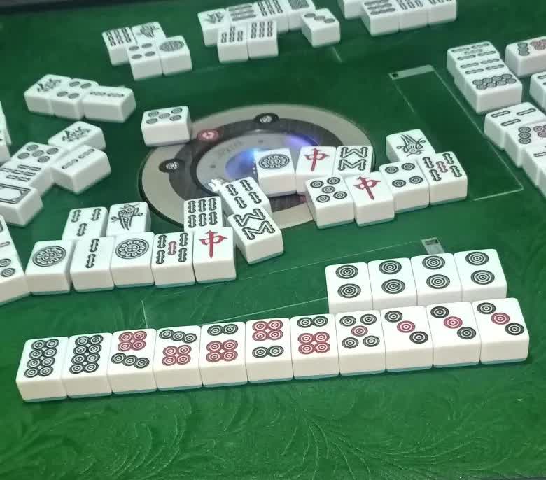 昨天下午打麻将，
不知是不是对家让牌的缘故，
硬是整的我两个小时没胡一盘，
