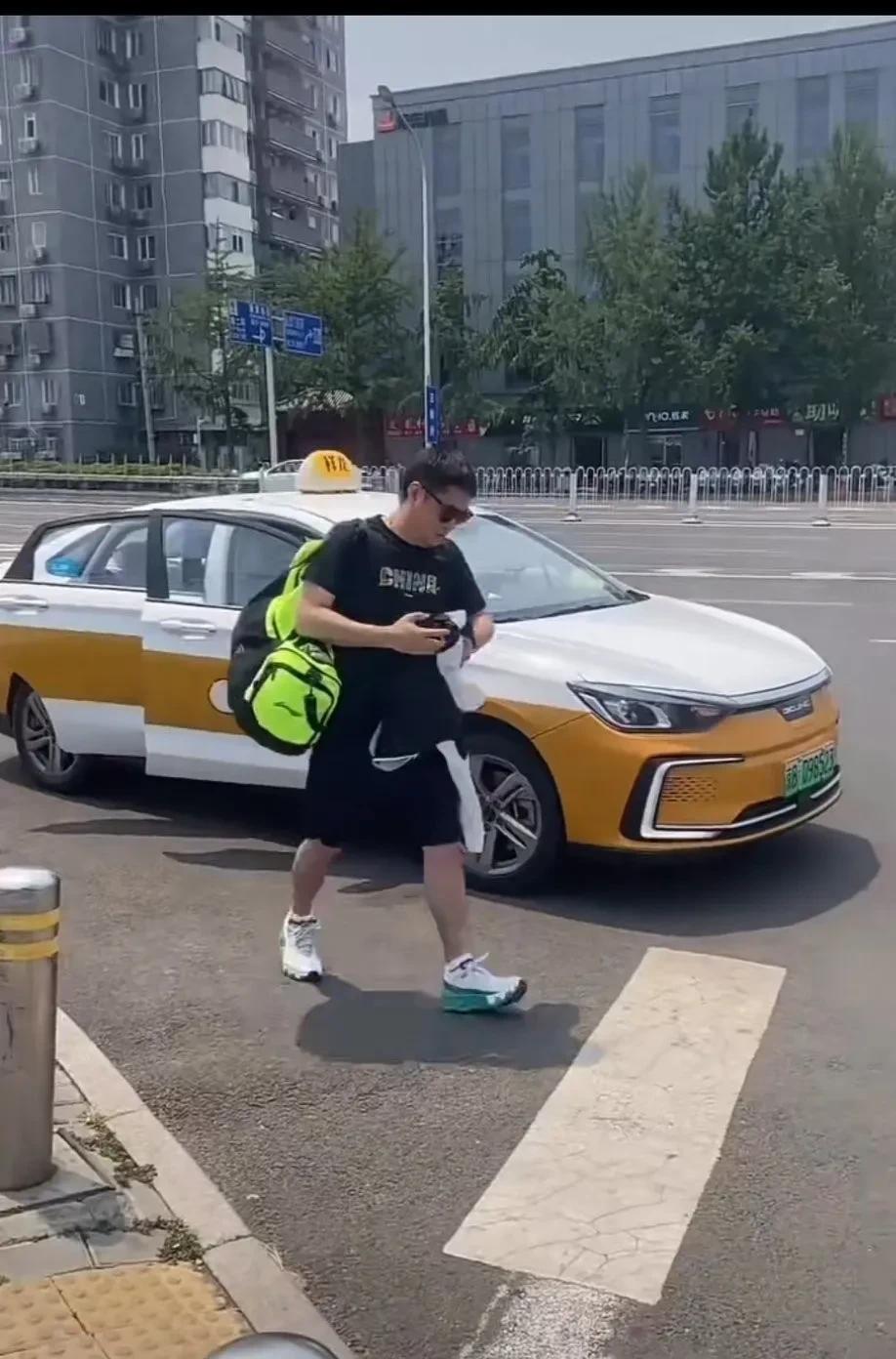 小曼姐：邱爹，你好歹给我拿个行李啊！这么着急忙活的往前赶，
你是怕前面拍你的粉丝