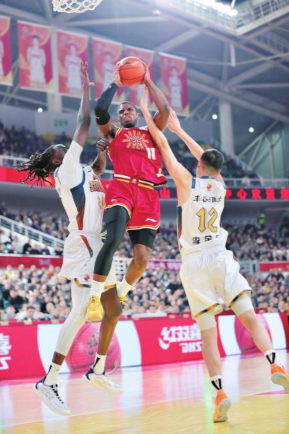 1月6日，2025-2026赛季CBA常规赛战罢第11轮，山西汾酒男篮下半场发力