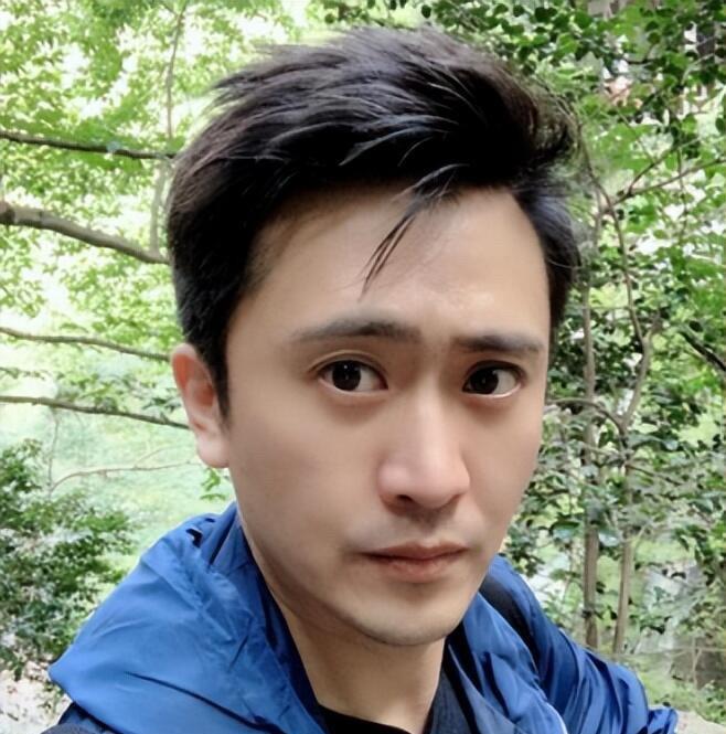 他风趣幽默，多才多艺深受广大观众的喜爱，不管是近看，还是远看，都是帅气的，帅的没