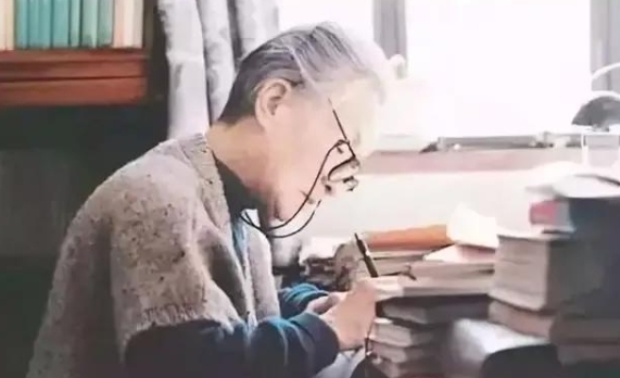 1973年，钱钟书的女儿钱瑗因洗衣服被邻居打了一耳光，他62岁的妻子杨绛立即冲上