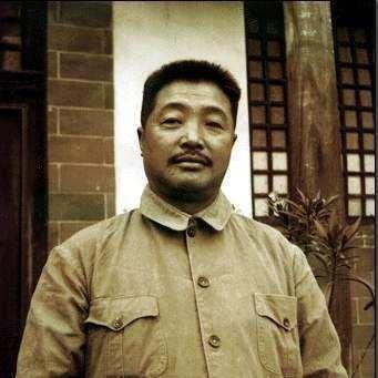 五十年代末的一天，贺龙元帅在家中接见了他昔日的两位老部下，一位是某省军区司令员，