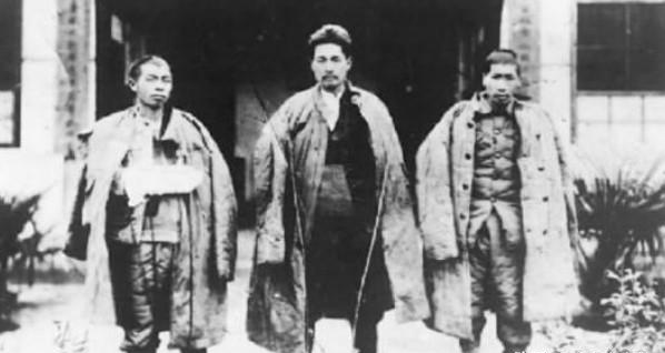 1935年，王耀武得知部下俘虏了一个红军师长，兴冲冲的跑过去准备审讯，但当他看到