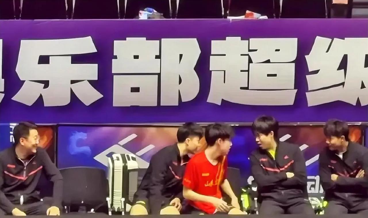 王楚钦:他们喊的啥？
黄油:啊？
林昀儒:周启豪，满电！
集体哈哈哈……
今天这