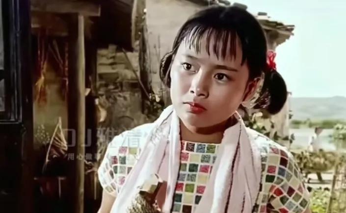 70年代，张瑜在她的电影处女作《春苗》里的一张剧照，那时候的她还一脸的稚气