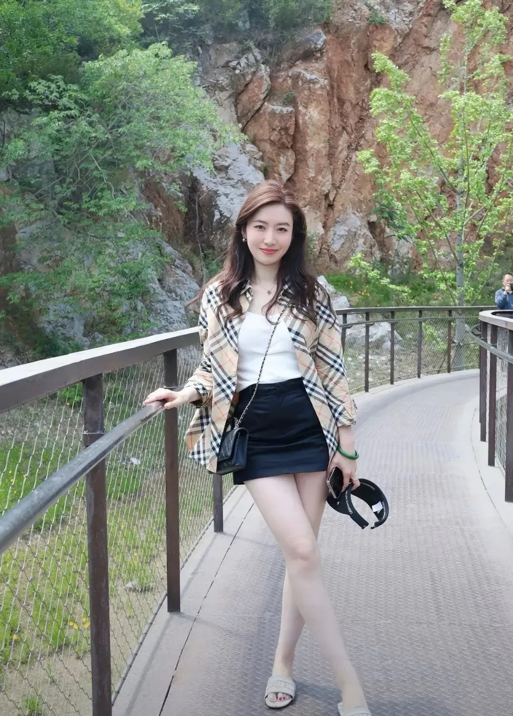 此女只应天上有，人间难得几回闻，奈何花落至人间。