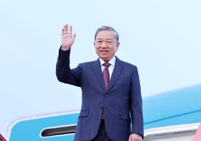 10月9日，苏林抵达平壤了，现场接待仪式还挺高
画面中，苏林一个人抵达平壤的，没