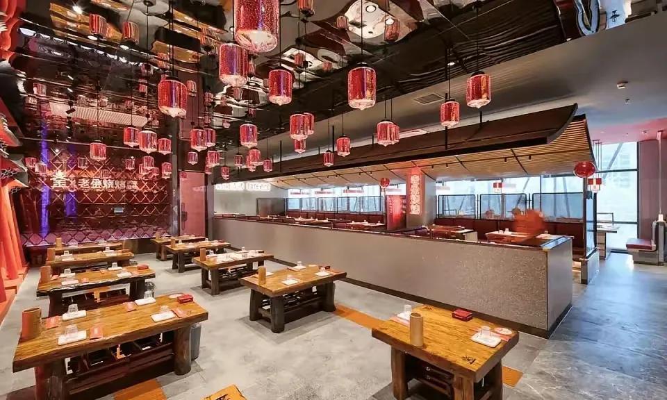 如果开个小饭店，
夫妻两人，两个工人，
一年下来只挣10万元，
到9月份还要给两