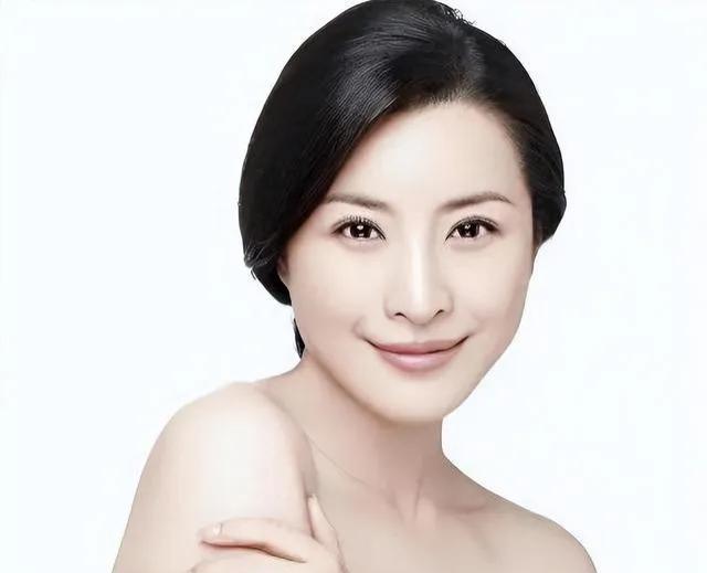 王雅捷，弯弯的小眼睛，面相就是柔情似水，和童蕾很相似。她既能演"阳春白雪"，也能