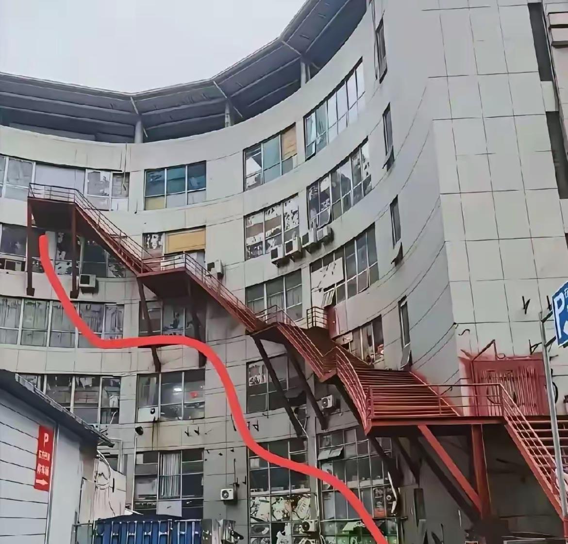 这栋楼背后的楼梯是有什么作用？