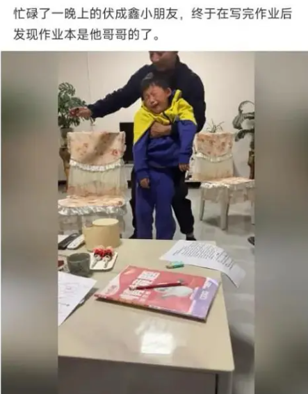 弟弟：天塌了；哥哥：天亮了