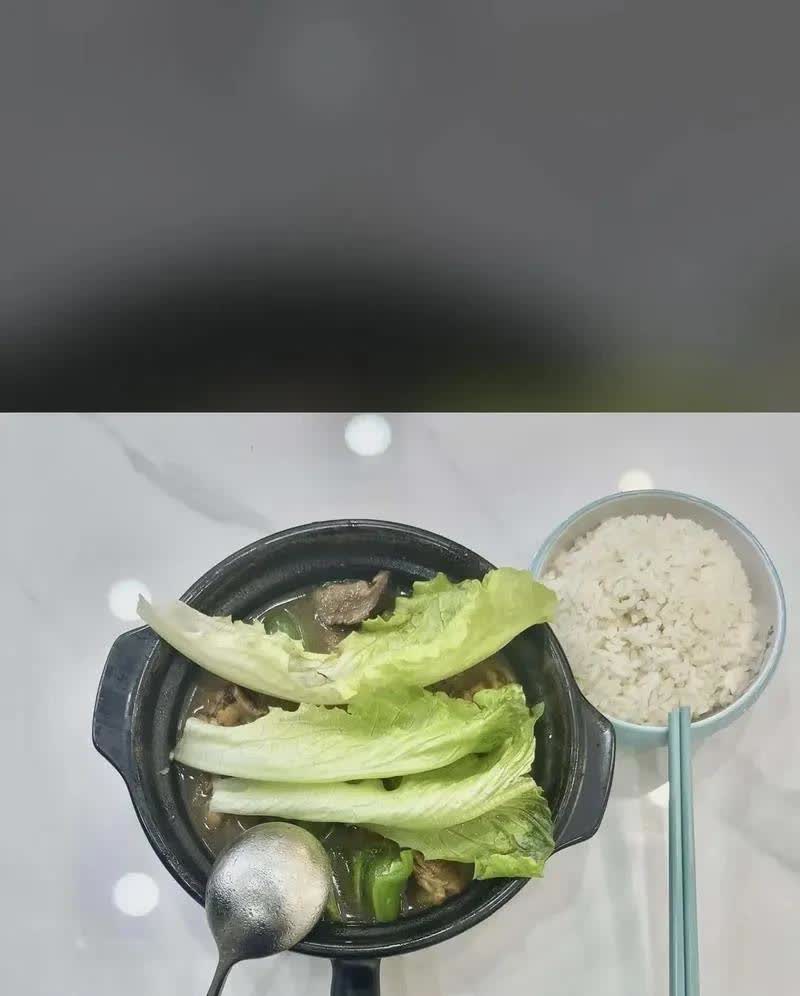 今天跟大家说说3月15号晚会曝光的河南黄焖鸡店食品安全问题。
晚会曝光了商丘和