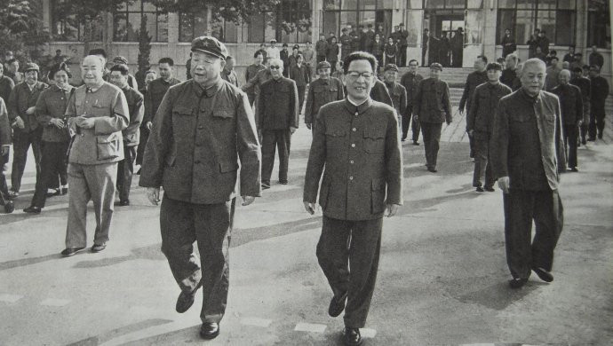 送陈锡联副总理出国访问，当年的老首长徐向前都在他身后
