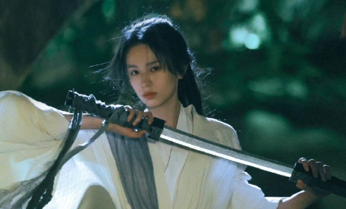 周也这张脸简直是从武侠小说里走出来的天选之人。眉峰如剑藏英气，眼波流转带侠气，哪
