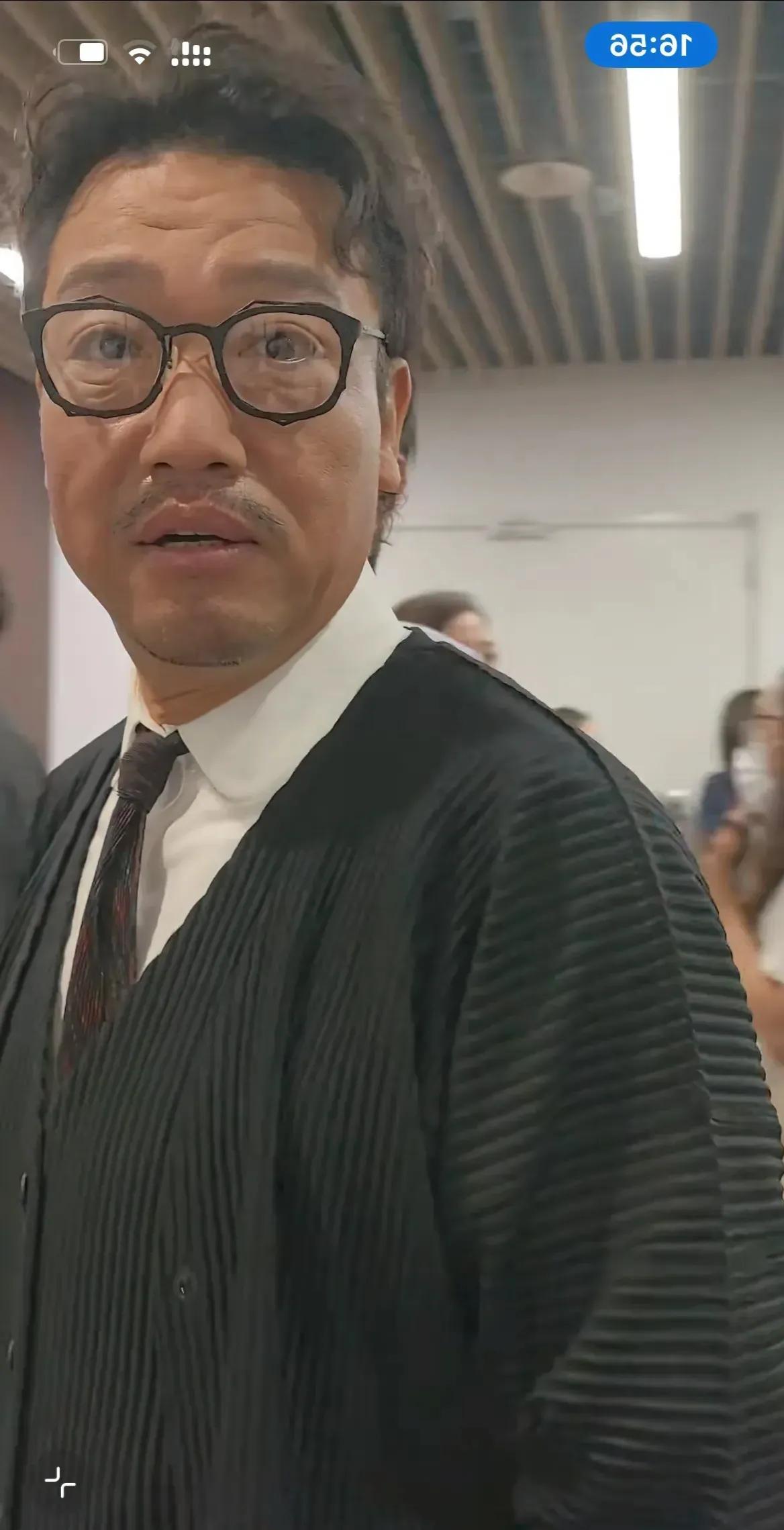 贾冰怎么突然变得又老又瘦呢？45岁正是发福的时候，即使减肥，也不会瘦成这样啊！他
